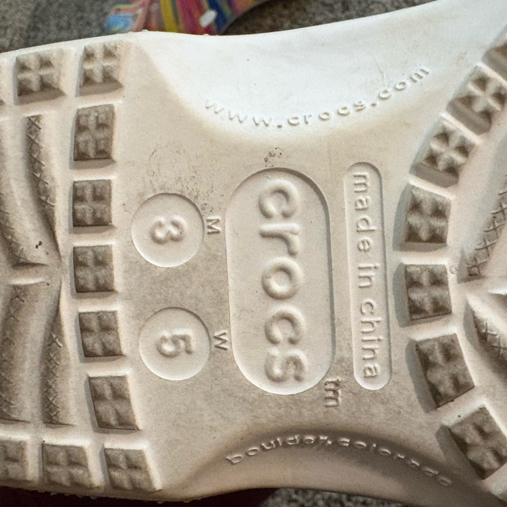 CROCS Women’s Swirl Pattern Slippers - Picture 4 of 4